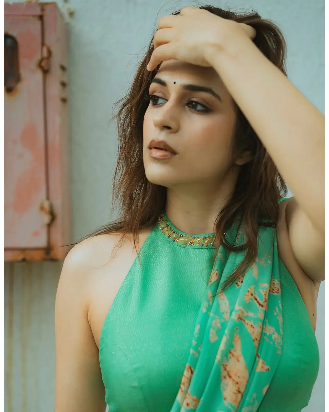 Shraddha Das Photos In Green Saree Sleeveless Blouse